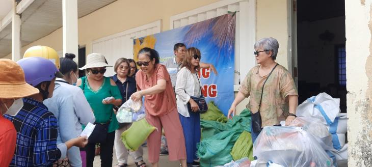 Nhóm từ thiện “Gánh hàng tình thương” Thành phố Hồ Chí Minh tặng quà cho hộ nghèo, khó khăn tại xã Thừa Đức